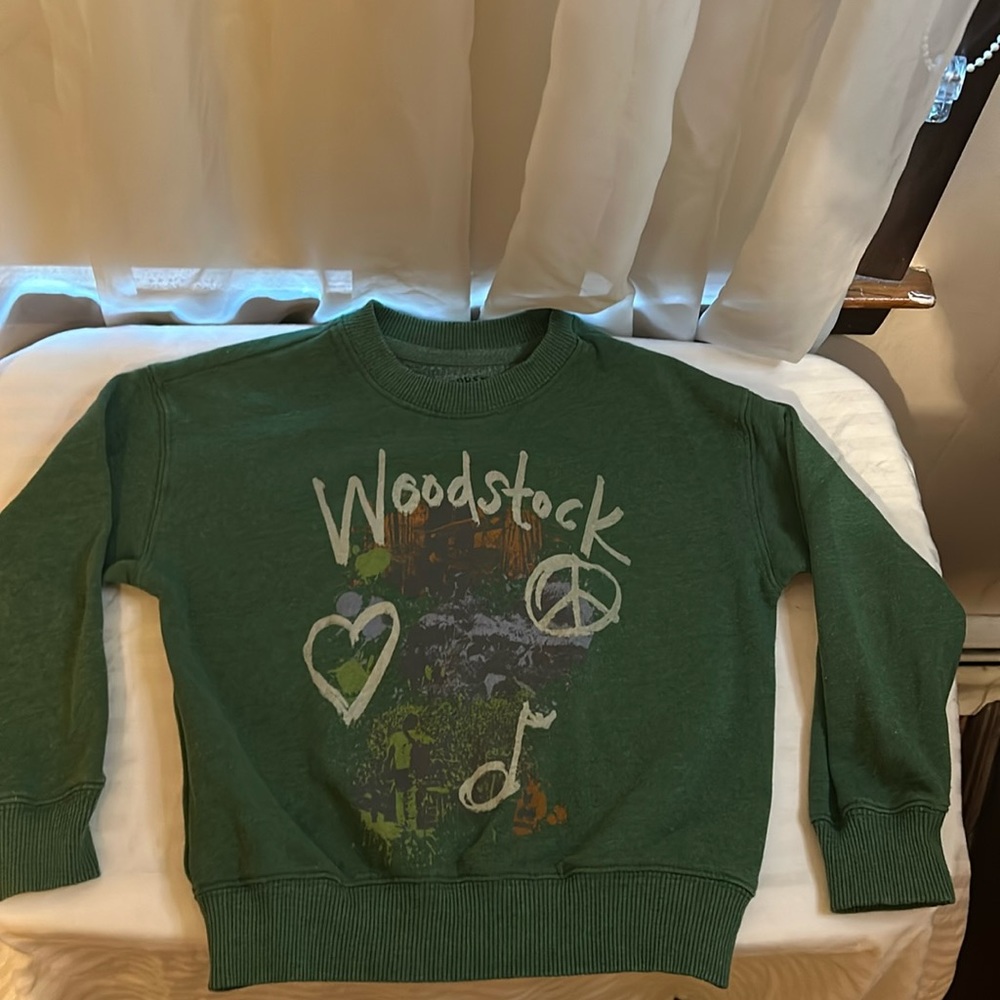 Woodstock, Kids Green crewneck sweatshirt. Size small 5/6.